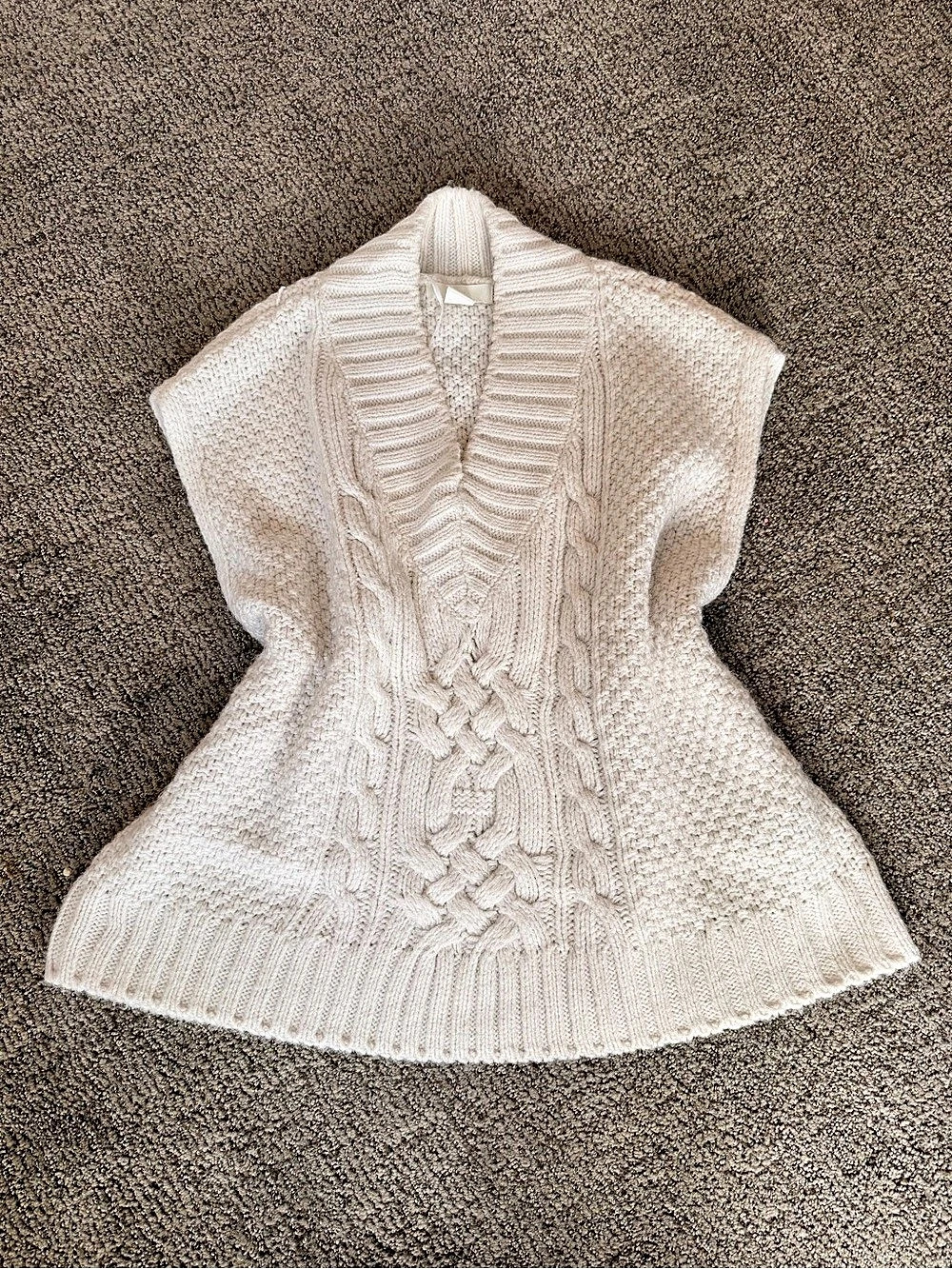 H&Medium Cable-Knit Sweater Vest in White Size Medium